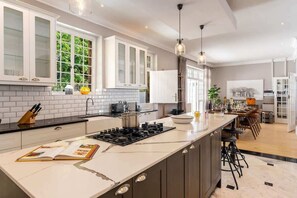 Køleskab, mikrobølgeovn, ovn, kogeplade