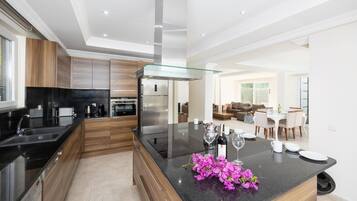 Kühlschrank, Mikrowelle, Ofen, Geschirrspüler