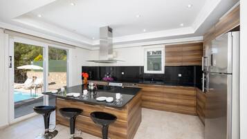 Kühlschrank, Mikrowelle, Ofen, Geschirrspüler