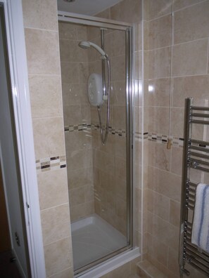 Ducha, secador de pelo, jabón, papel higiénico