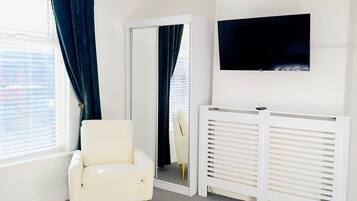 3 bedrooms, iron/ironing board, free WiFi, bed sheets