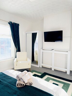 3 bedrooms, iron/ironing board, free WiFi, bed sheets