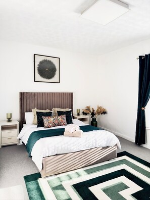 3 slaapkamers, een strijkplank/strijkijzer, gratis wifi, beddengoed