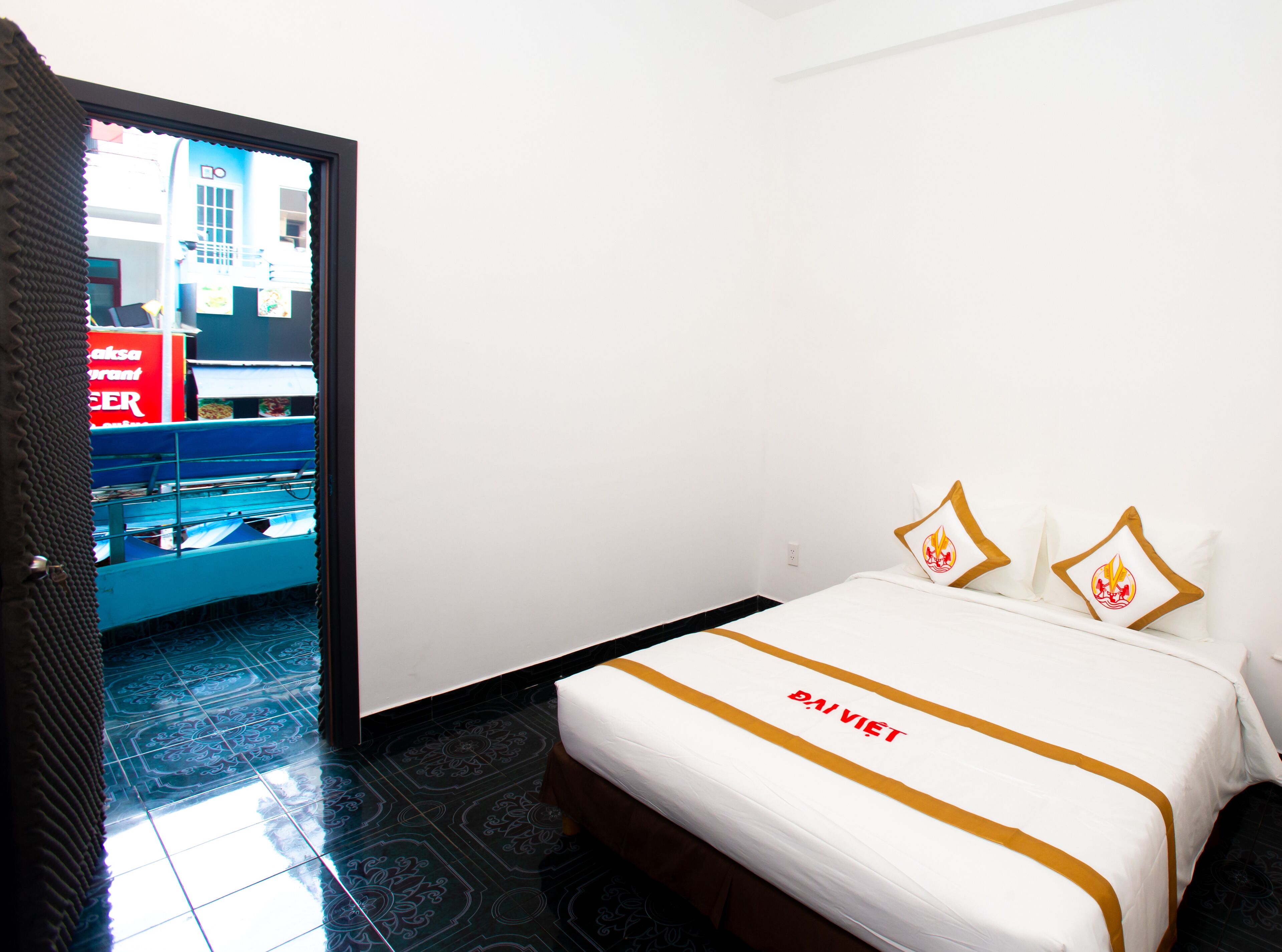 Superior Double Room, 1 Queen Bed, Non Smoking, No Windows | Premium bedding, minibar, free WiFi, bed sheets
