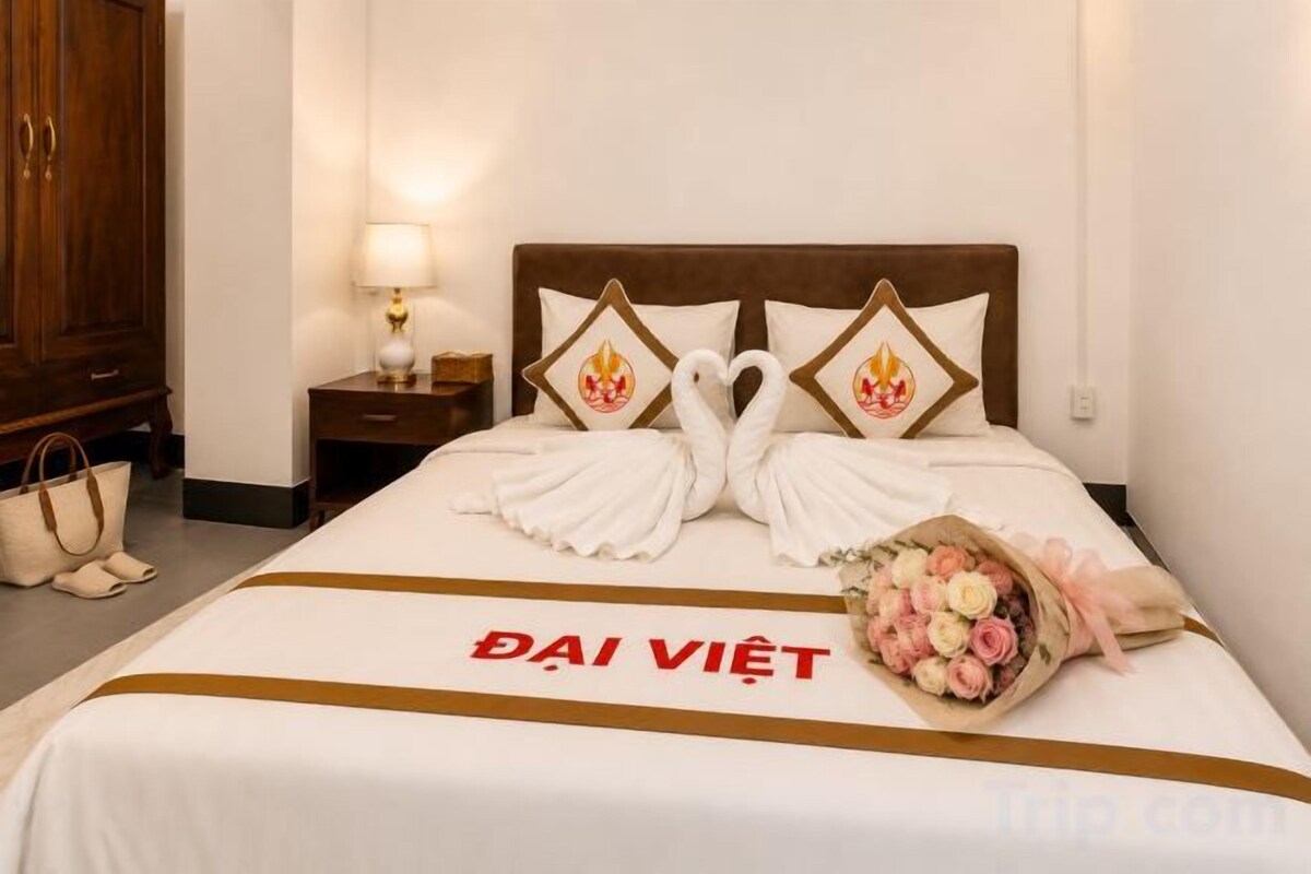 Premium bedding, minibar, desk, WiFi (free)