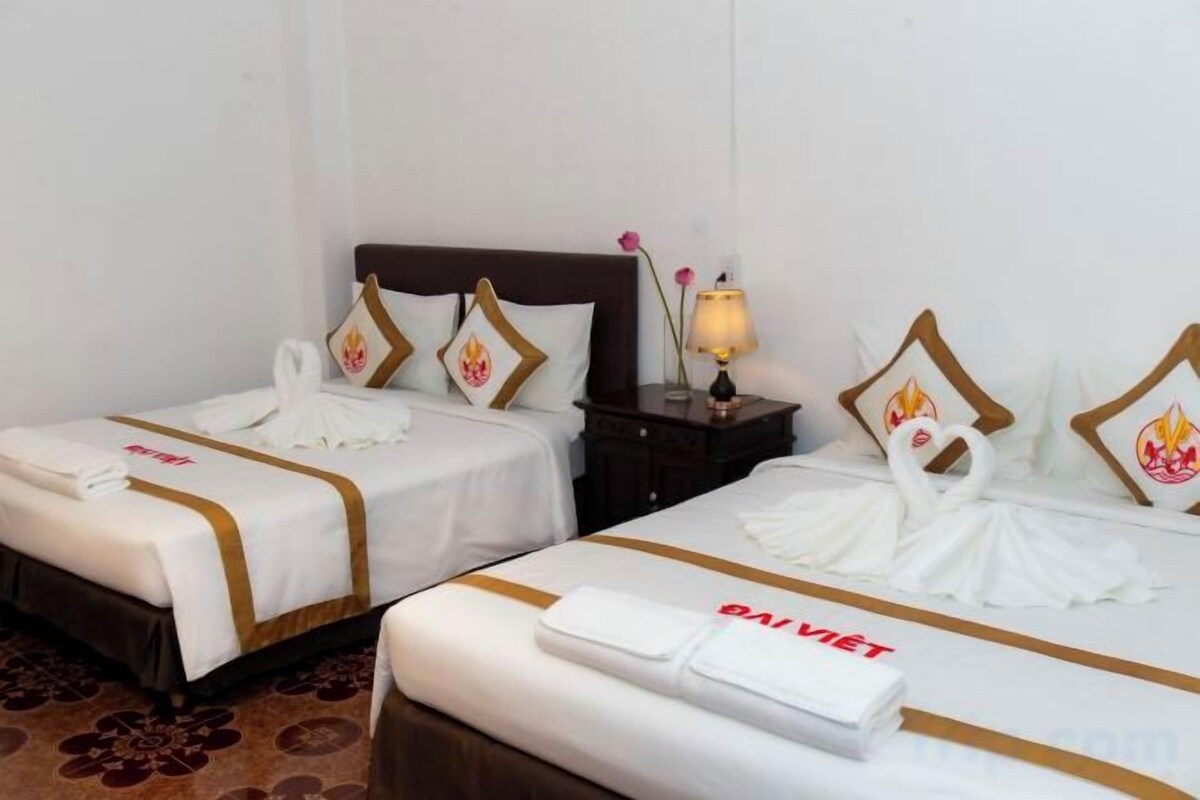 Premium bedding, minibar, desk, WiFi (free)