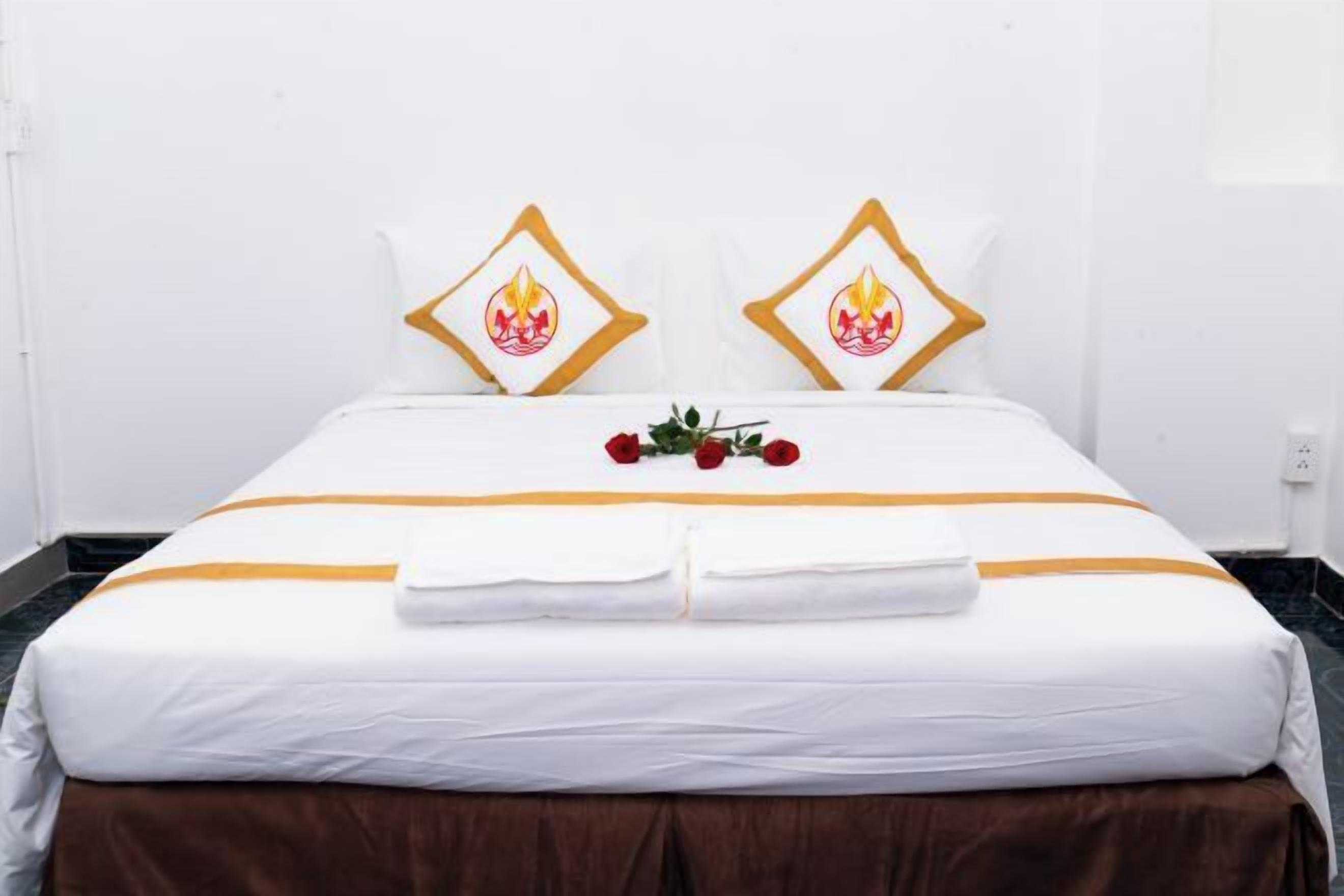 Premium bedding, minibar, free WiFi, bed sheets