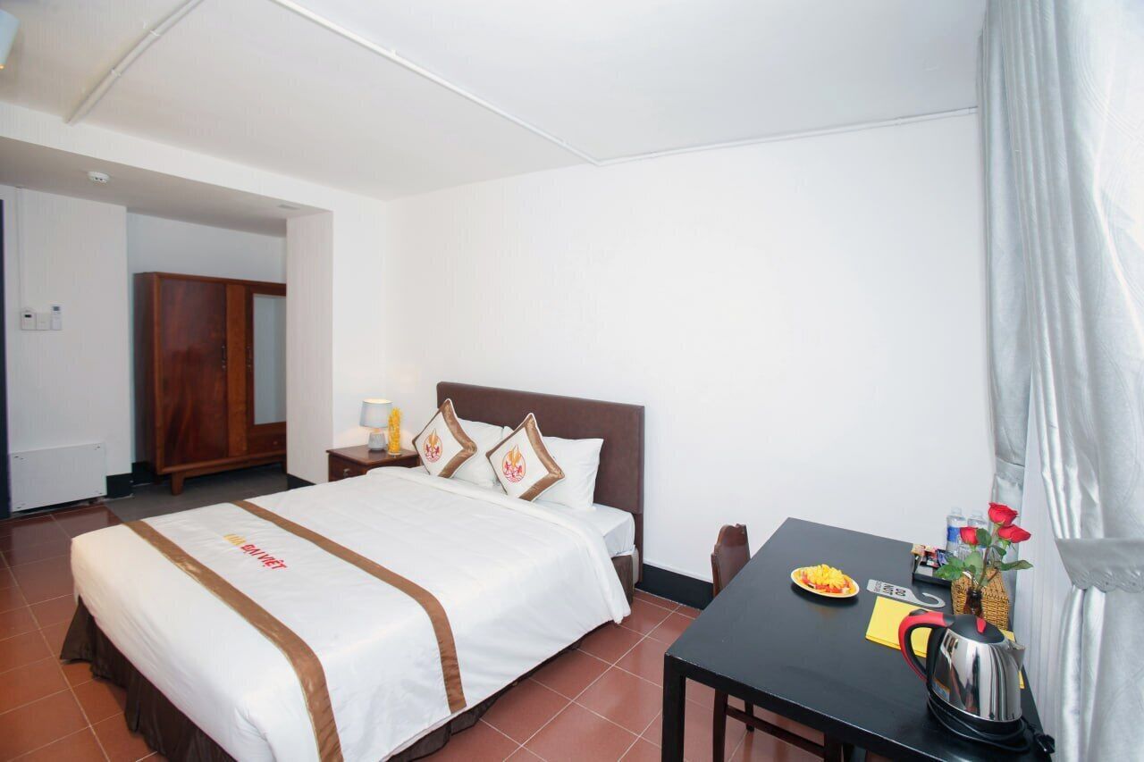 Premium bedding, minibar, free WiFi, bed sheets