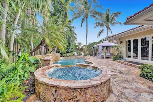 Coral Ridge Getaway by Avantstay Pool, Hot Tub, Billiards + 5mins to Beach!