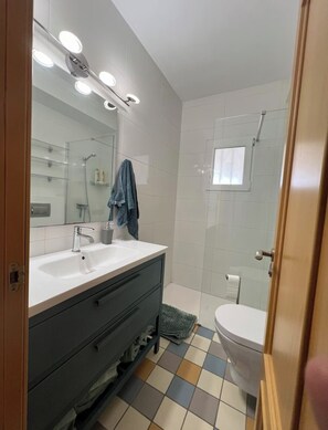 Dusche, Haartrockner, Handtücher, Seife