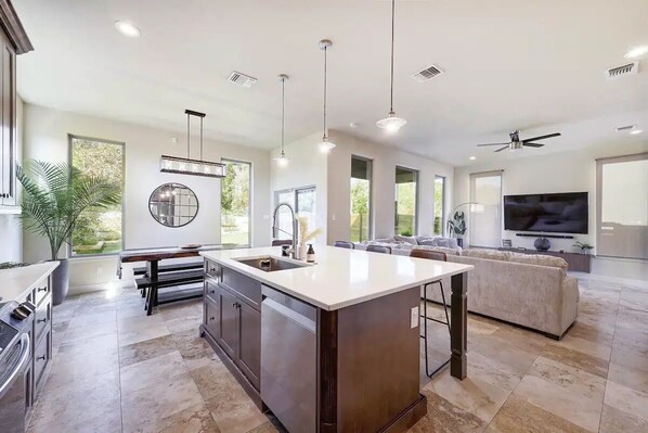 Interior - New Lake Travis Retreat Home . Mt View . 3 bd 3 ba (Austin)