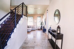 Interior - New Lake Travis Retreat Home . Mt View . 3 bd 3 ba (Austin)