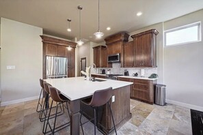 Fridge, microwave, oven, stovetop - New Lake Travis Retreat Home . Mt View . 3 bd 3 ba (Austin)