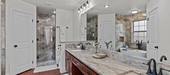 7 min to Stockyards: Spacious, Cozy & Stylish Home