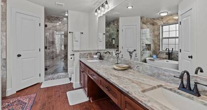 7 min to Stockyards: Spacious, Cozy & Stylish Home