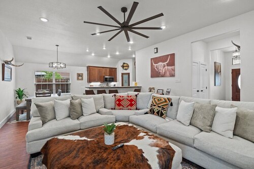 7 min to Stockyards: Spacious, Cozy & Stylish Home
