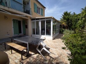 Outdoor dining - Downstairs villa, quiet, close to all amenities (Six-Fours-les-Plages)