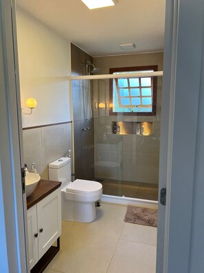 Douche, sèche-cheveux, serviettes fournies