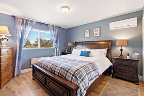 5 bedrooms, desk, iron/ironing board, travel cot - Paso Robles Estate w/ Hot Tub, Game Room & Views (Paso Robles)
