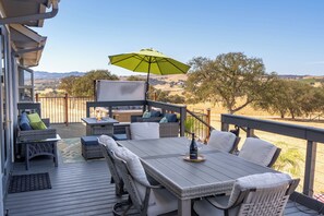 Outdoor dining - Paso Robles Estate w/ Hot Tub, Game Room & Views (Paso Robles)