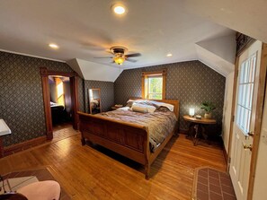 5 bedrooms, WiFi, bed sheets - Charming and Cozy – Emma’s Perfect Getaway- Spacious 5 Bedroom~~~ (Randolph)