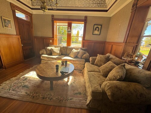 Charming and Cozy – Emma’s Perfect Getaway- Spacious 5 Bedroom~~~