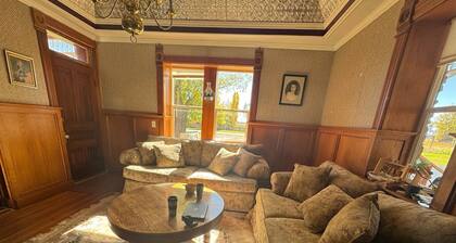 Charming and Cozy – Emma’s Perfect Getaway- Spacious 5 Bedroom~~~
