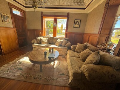 Charming and Cozy – Emma’s Perfect Getaway- Spacious 5 Bedroom~~~