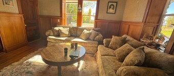 Charming and Cozy – Emma’s Perfect Getaway- Spacious 5 Bedroom~~~