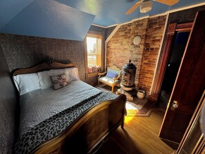 5 bedrooms, WiFi, bed sheets - Charming and Cozy – Emma’s Perfect Getaway- Spacious 5 Bedroom~~~ (Randolph)