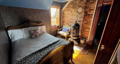 Charming and Cozy – Emma’s Perfect Getaway- Spacious 5 Bedroom~~~