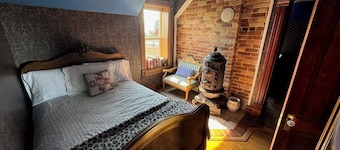 Charming and Cozy – Emma’s Perfect Getaway- Spacious 5 Bedroom~~~