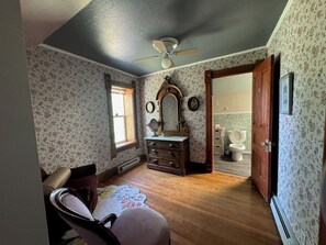 Shower, hair dryer, towels, soap - Charming and Cozy – Emma’s Perfect Getaway- Spacious 5 Bedroom~~~ (Randolph)