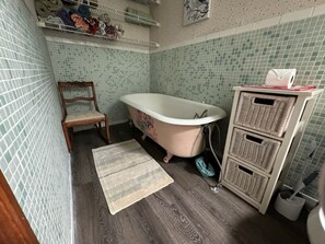 Shower, hair dryer, towels, soap - Charming and Cozy – Emma’s Perfect Getaway- Spacious 5 Bedroom~~~ (Randolph)
