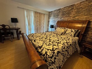 5 bedrooms, iron/ironing board, WiFi, bed sheets