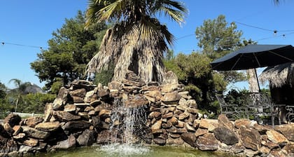 Charming Wood house with pool & basket court