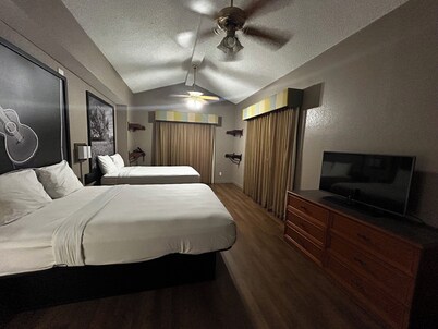 Studio with two queen beds- non smoking