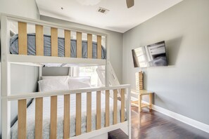 3 habitaciones, escritorio y tabla de planchar con plancha 