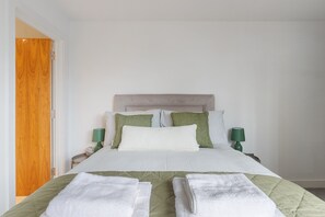 3 bedrooms - Unique 3BD Penthouse in Historic Church Conversion (Ilford)