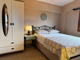 Tabla de planchar con plancha y ropa de cama 