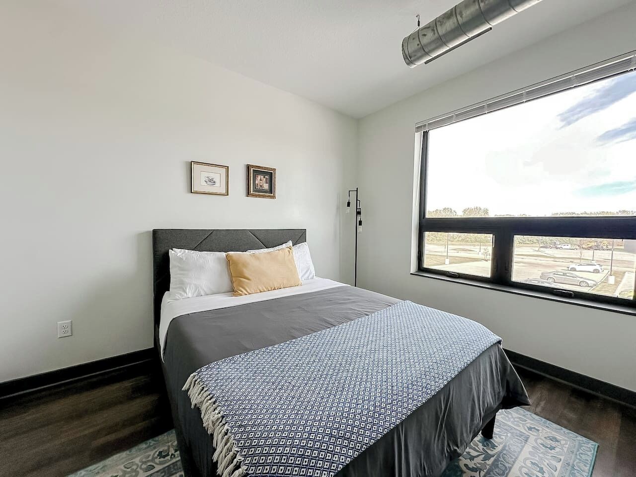 Escritorio, tabla de planchar con plancha, wifi gratis y ropa de cama 