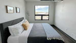 Unclassified image, 3 of 18, button - Sleepover | Lovely 1BD/BA + High Ceilings - DSM (West Des Moines)