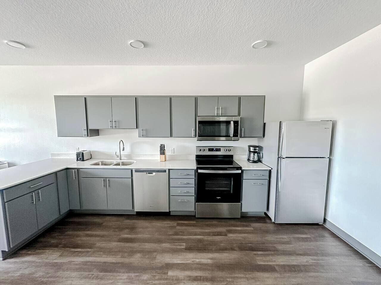 Refrigerador, microondas, horno y parrilla de estufa 