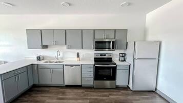 Frigorífico, microondas, horno y placa de cocina