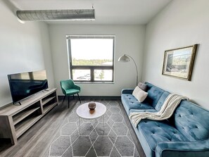 Smart TV - Sleepover: Lovely 1BD/1BA + High Ceilings - Des Moines (West Des Moines)