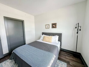 Escritorio, tabla de planchar con plancha, wifi gratis y ropa de cama 