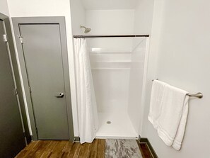 Douche, sèche-cheveux, serviettes fournies, savon