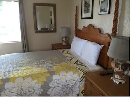 1 bedroom, iron/ironing board, WiFi, bed sheets. Charming hotel suite with AC and WiFi in delightful Titusville