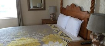 Charming hotel suite with AC and WiFi in delightful Titusville
