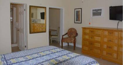 Charming hotel suite with AC and WiFi in delightful Titusville